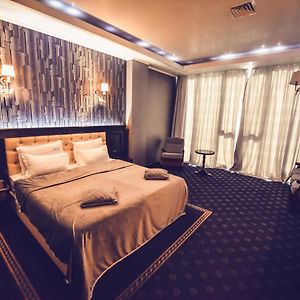 Zimmer mit Kingsize-Bett